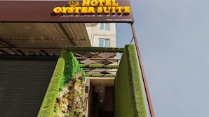 A hotel sign with the name "OYSTER SUITE" and a logo. - Hotel Oyster Suite (Mumbai)