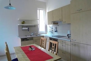 Frigorífico, horno, placa de cocina y cafetera o tetera