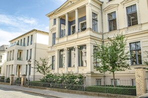 Facciata della struttura - sera/notte