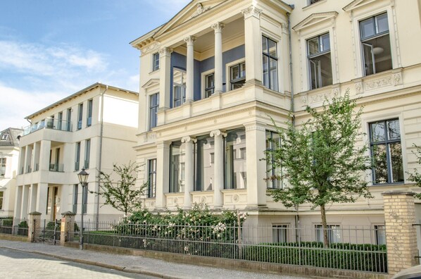 住宿正面 - 傍晚/夜晚