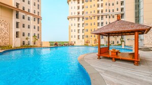 Outdoor pool - Collection O 16 Vittoria Residence (Jakarta)