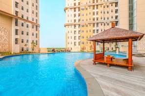 Outdoor pool - Collection O 16 Vittoria Residence (Jakarta)