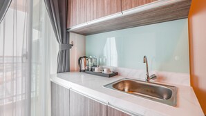 Deluxe Twin Room | Private kitchenette - Collection O 16 Vittoria Residence (Jakarta)