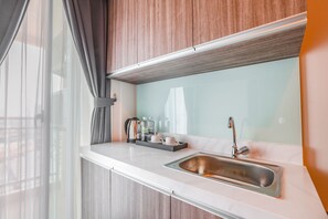 Deluxe Twin Room | Private kitchenette - Collection O 16 Vittoria Residence (Jakarta)
