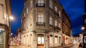 Un edificio storico con uno stile architettonico classico, caratterizzato da più piani, ampie finestre e un ingresso imponente.