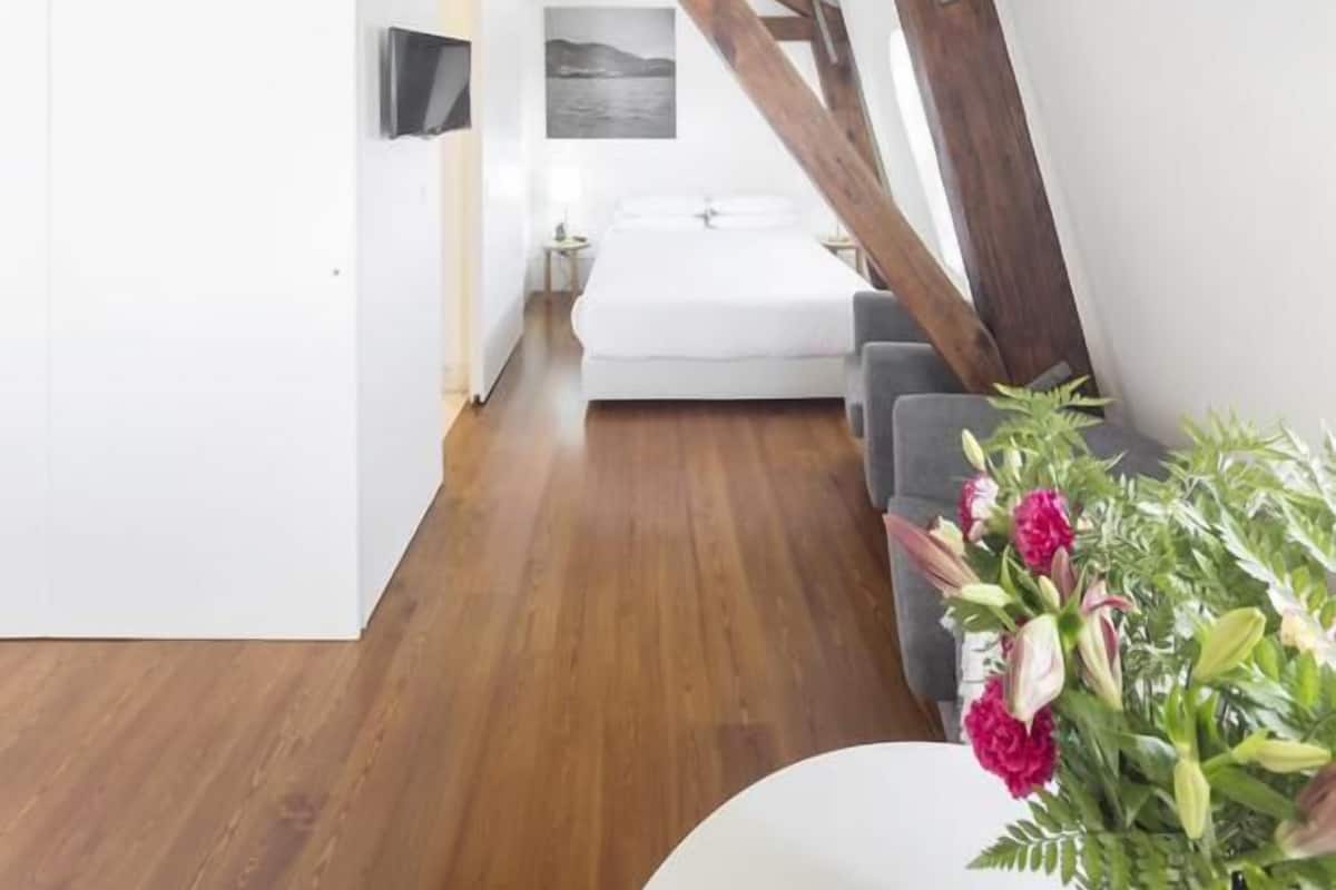 Habitación estándar, vista a la ciudad | Decoración personalizada, muebles diferentes y escritorio
