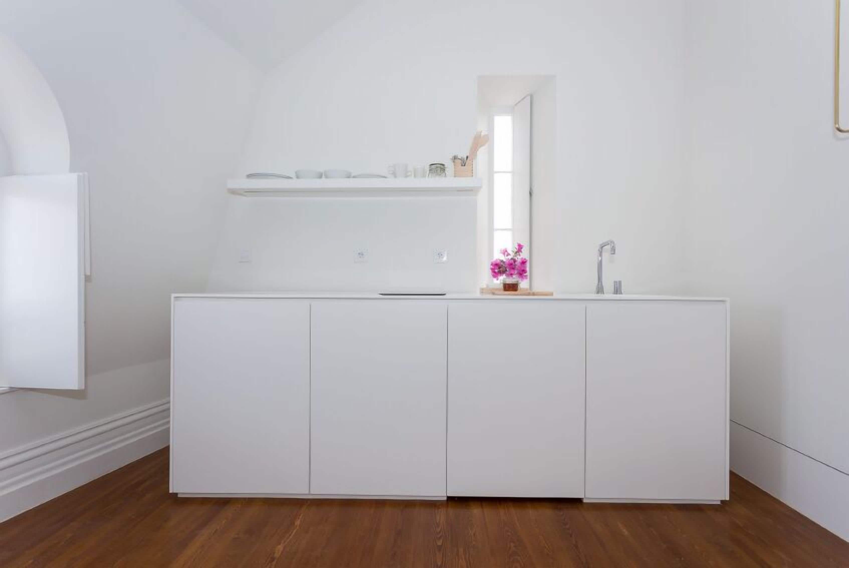 Habitación estándar, vista a la ciudad | Cocineta privada | Refrigerador, microondas, parrilla de estufa y cafetera y tetera 