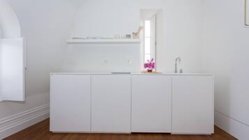 Habitación estándar, vista a la ciudad | Cocineta privada | Refrigerador, microondas, parrilla de estufa y cafetera y tetera