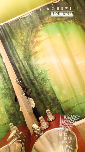 Design Double Room (Wohnwelt Dschungel) | Bathroom | Shower, hair dryer, towels - Hotel Altes Theater Heilbronn (Heilbronn)