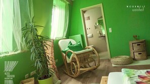 Design Double Room (Wohnwelt Weisheit) | Living area | TV - Hotel Altes Theater Heilbronn (Heilbronn)