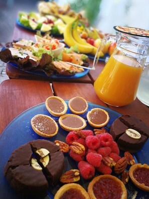 Frukost enligt egen beställning varje dag mot avgift