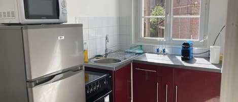 Een koelkast, een microgolfoven, een oven, een kookplaat