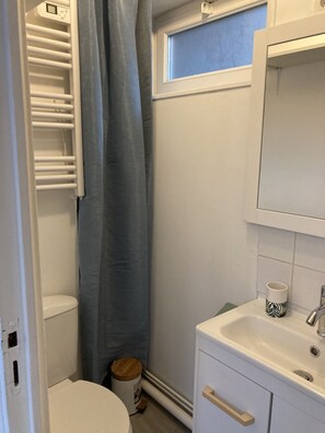 Dusche, Haartrockner, Handtücher, Toilettenpapier