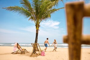 A la platja, platja de sorra blanca i para-sols per a la platja 