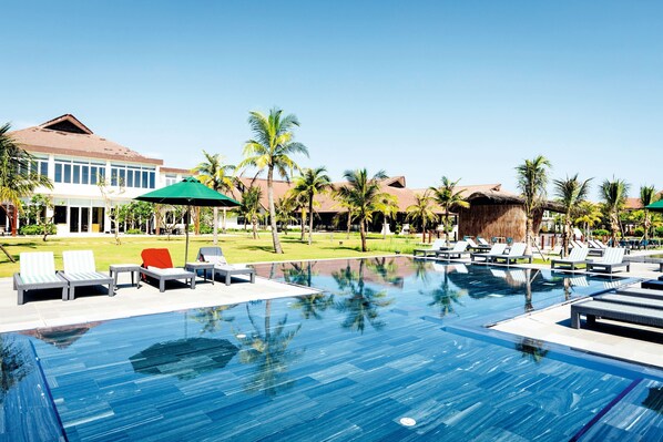 4 outdoor pools, pool umbrellas, sun loungers