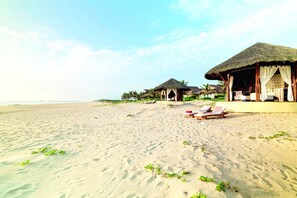 Sulla spiaggia, sabbia bianca, ombrelloni, teli da spiaggia
