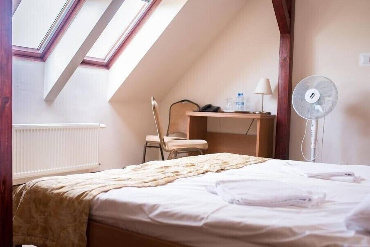 Habitación con 1 cama matrimonial o 2 individuales | Wifi gratis y ropa de cama