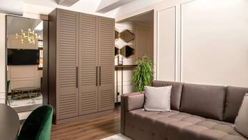 Standard Apartment | 1 bedroom, in-room safe, desk, laptop workspace