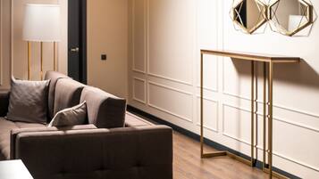 Deluxe Apartment | 1 bedroom, in-room safe, desk, laptop workspace