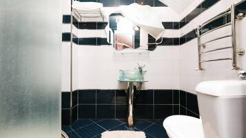 Economy Room | Bathroom | Hair dryer, towels