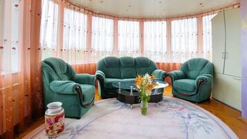 Comfort Double or Twin Room, Non Smoking, City View | Living room