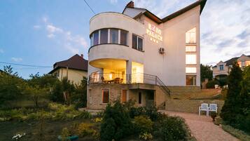 Mặt tiền nơi lưu trú - ban đêm