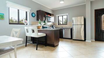 Réfrigérateur, micro-ondes, four, plaque de cuisson