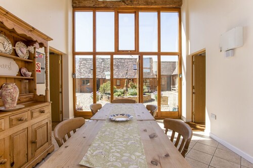 East Barn Cottage - sleeps 3 guests  in 2 bedrooms