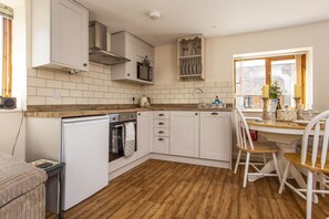Fridge, microwave, oven, stovetop - East Barn Cottage - sleeps 3 guests in 2 bedrooms (Evesham)