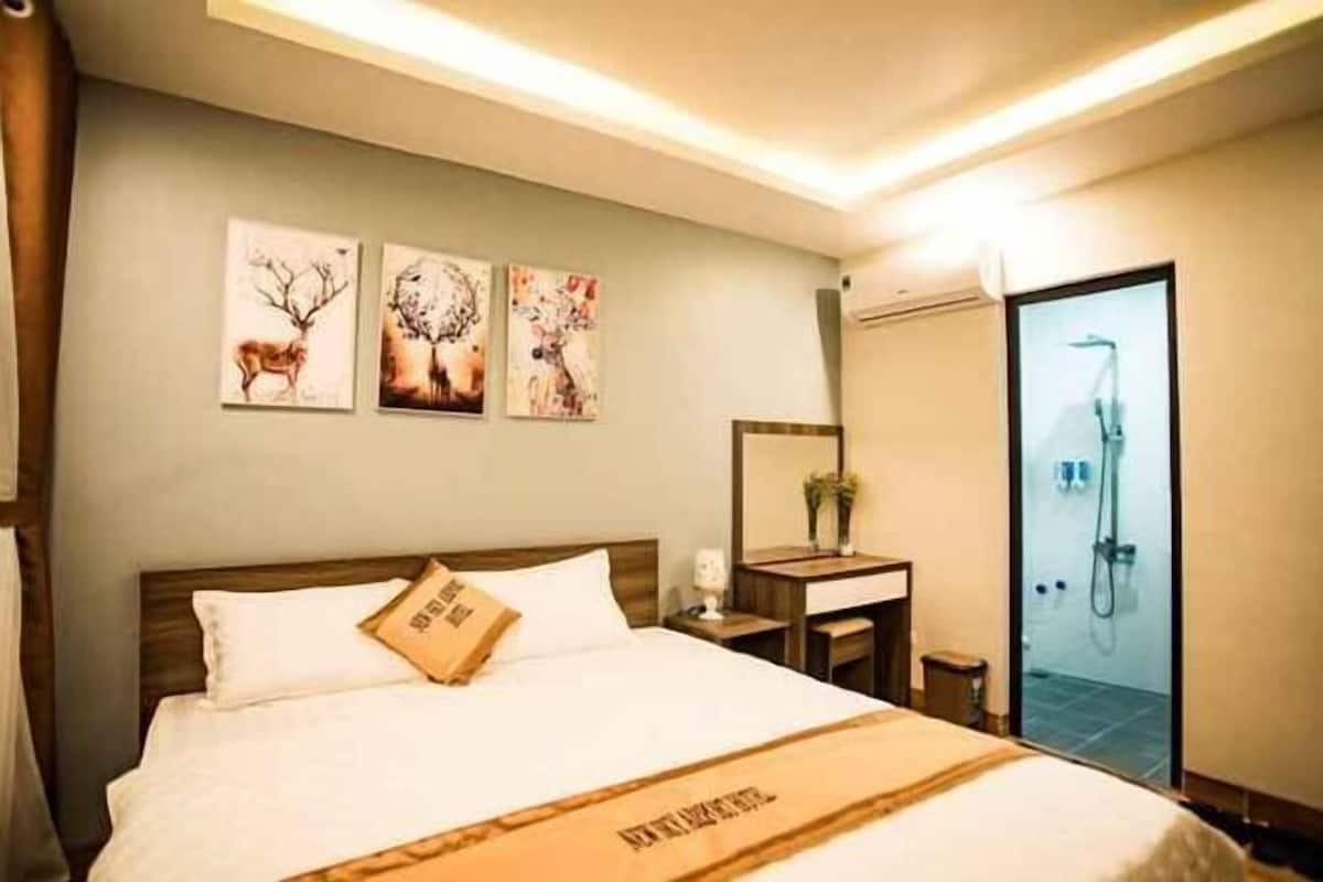 Premium bedding, down comforters, pillowtop beds, minibar