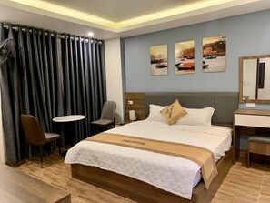 Literie de qualité, couette en duvet, lit avec matelas à plateau-coussin