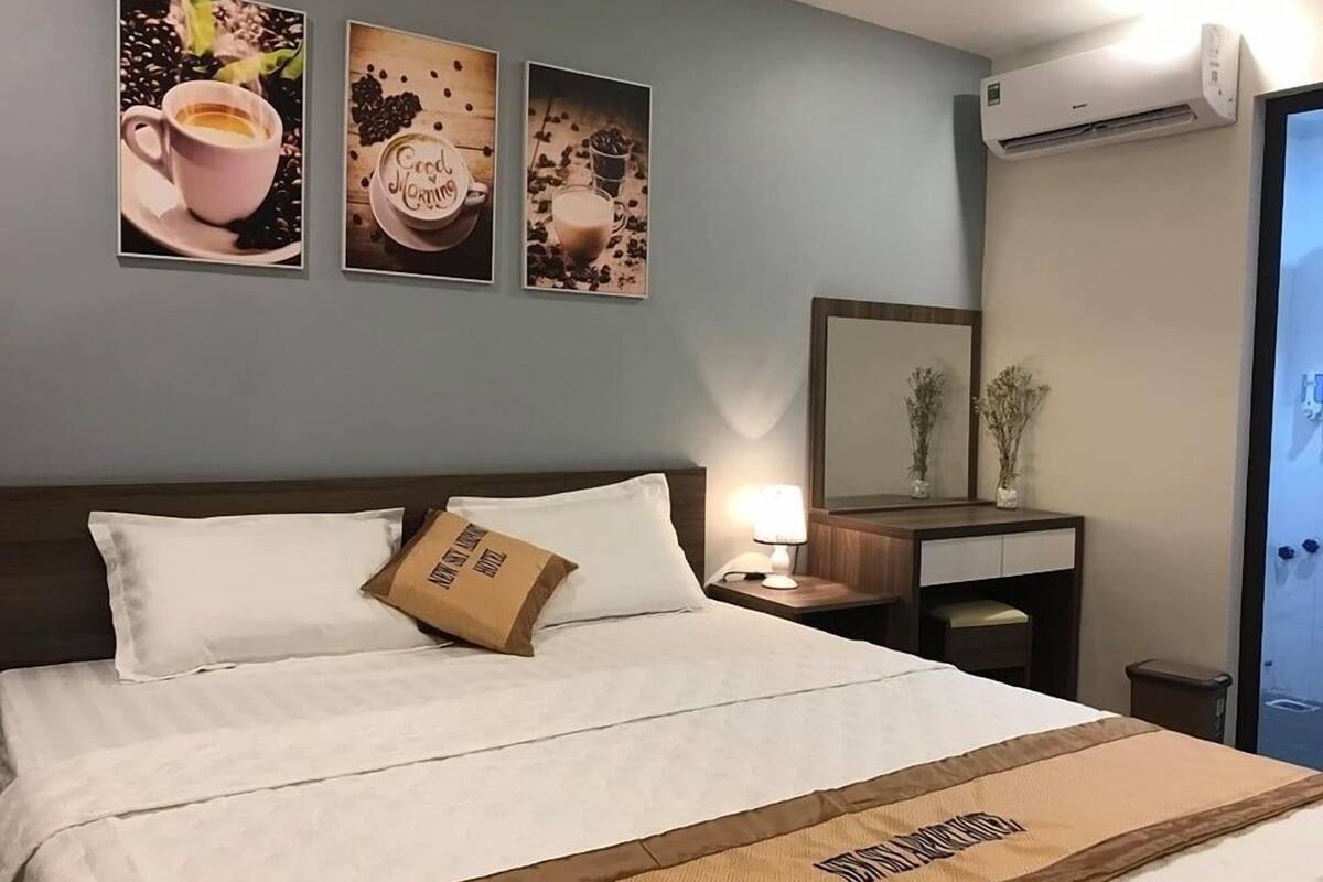 Literie de qualité, couette en duvet, lit avec matelas à plateau-coussin