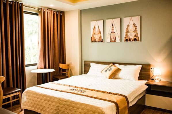 Premium bedding, down duvets, pillow-top beds, minibar - New Sky Airport Hotel (Hanoi)