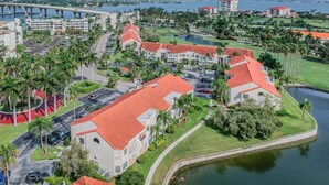Área residencial com um rio, uma ponte e um campo de golfe ao fundo.