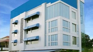 Een modern gebouw met een plat dak, grote ramen en een vlakke gevel.