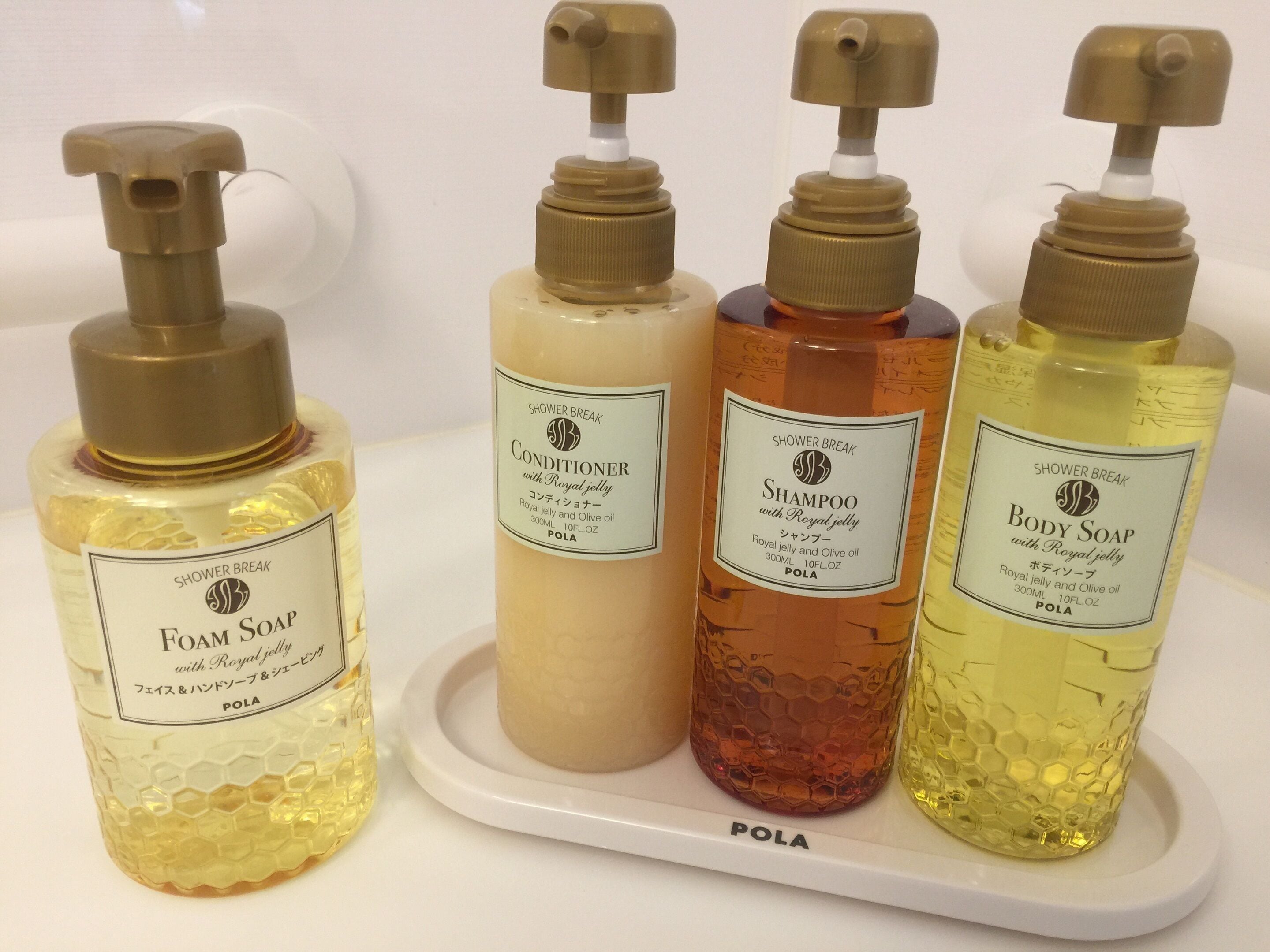 combined shower/bathtub, free toiletries, hair dryer, slippers