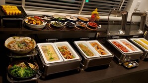A buffet with various dishes including vegetables, meats, and sauces. - Sunrise Inn Iwaki (Iwaki)