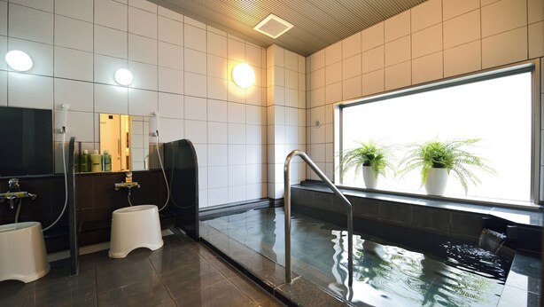 A modern bathroom with a large window, a small pool, and a mirror. - Sunrise Inn Iwaki (Iwaki)