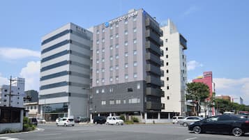 Un hôtel à plusieurs étages, doté d’un design moderne, et qui se distingue par une enseigne bien visible sur sa façade.