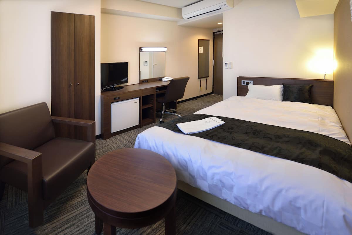 desk, blackout curtains, free wifi, bed sheets