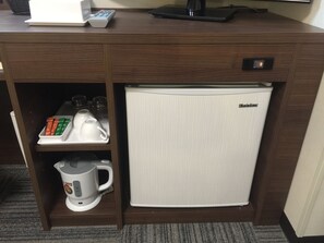 A compact minibar with a refrigerator, a coffee maker, and a tea kettle. - Sunrise Inn Iwaki (Iwaki)