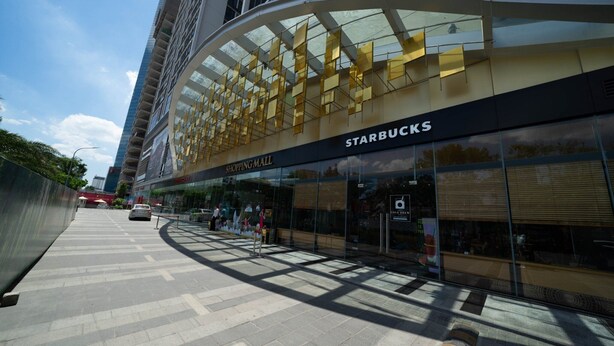 Een modern winkelcentrum met een Starbucks filiaal.