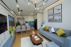 Appartement, 3 chambres | Salle de séjour | Téléviseur connecté de 52 po avec télévision par câble, téléviseur