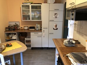 Réfrigérateur, four à micro-ondes, lave-vaisselle, cafetiÚre-théiÚre