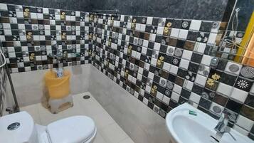 Ducha, pantuflas, toallas