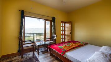 Tabla de planchar con plancha y ropa de cama