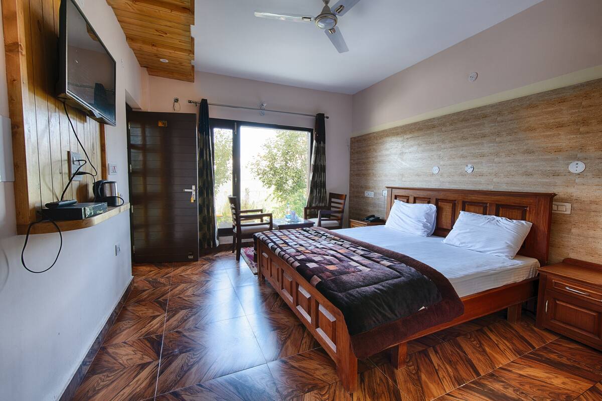 Deluxe Double Room | Iron/ironing board (on request), bed sheets