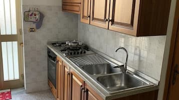 Frigorifero, forno, piano cottura, bollitore elettrico