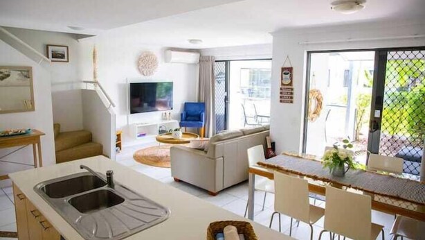 Living area - Unit 88 - Tropical Getaway in 2 Bedroom Unit in 4* Resort (Noosaville)