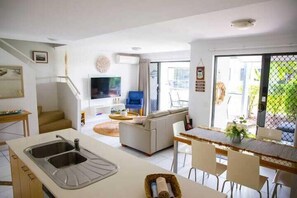 TV - Unit 88 - Tropical Getaway in 2 Bedroom Unit in 4* Resort (Noosaville)